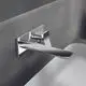Wand-Waschtischarmatur von Ideal Standard mit eckiger Rosette und um 180 mm ausgezogenem Auslauf. Chrom-Finish. Montage an grauer Wand über einem weißen Waschbecken.